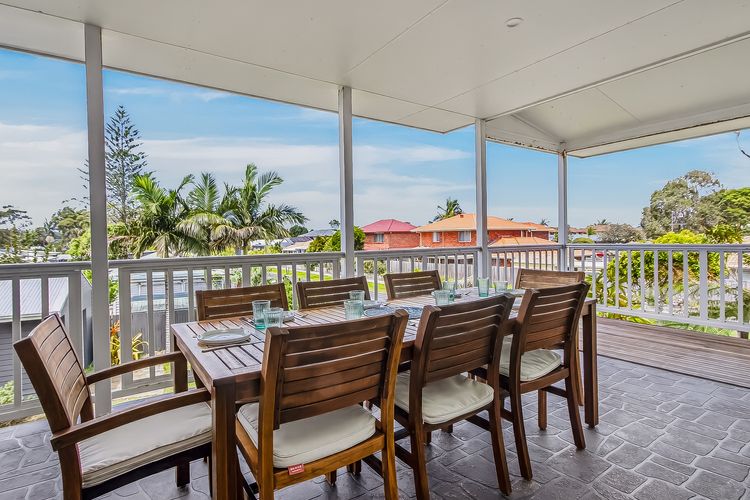 Three Pelicans by the Creek Pottsville– Huge Home