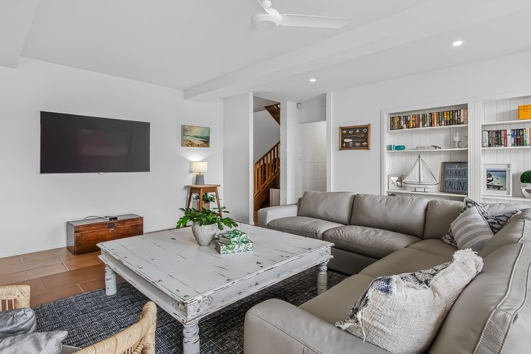 Three Pelicans by the Creek Pottsville– Huge Home