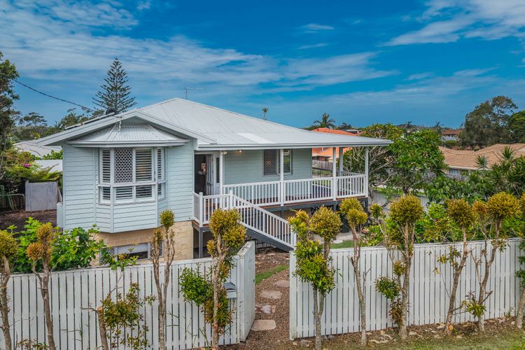 Three Pelicans by the Creek Pottsville– Huge Home