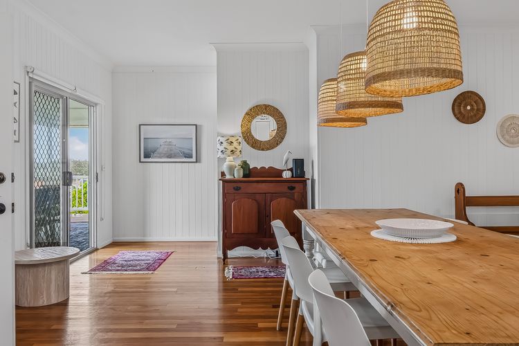 Three Pelicans by the Creek Pottsville– Huge Home