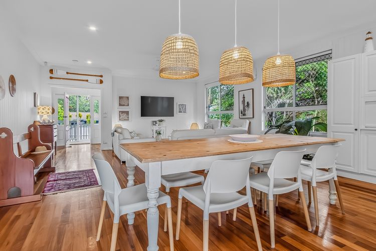 Three Pelicans by the Creek Pottsville– Huge Home