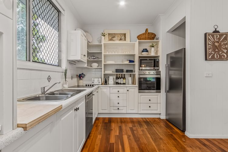 Three Pelicans by the Creek Pottsville– Huge Home