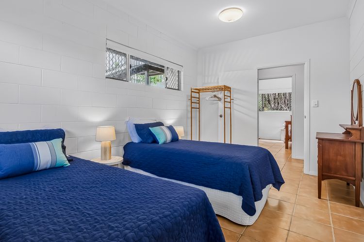 Three Pelicans by the Creek Pottsville– Huge Home