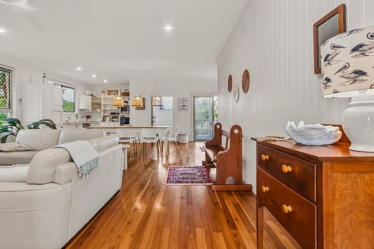 Three Pelicans by the Creek Pottsville– Huge Home