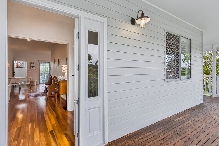 Three Pelicans by the Creek Pottsville– Huge Home