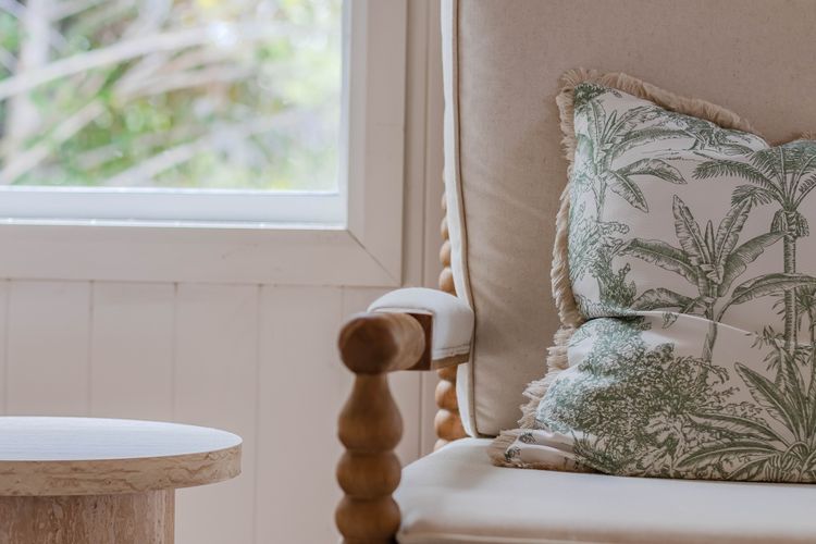 Three Pelicans by the Creek Pottsville– Huge Home