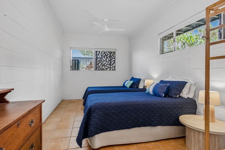 Three Pelicans by the Creek Pottsville– Huge Home