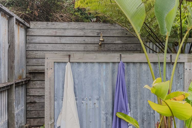 Three Pelicans by the Creek Pottsville– Huge Home