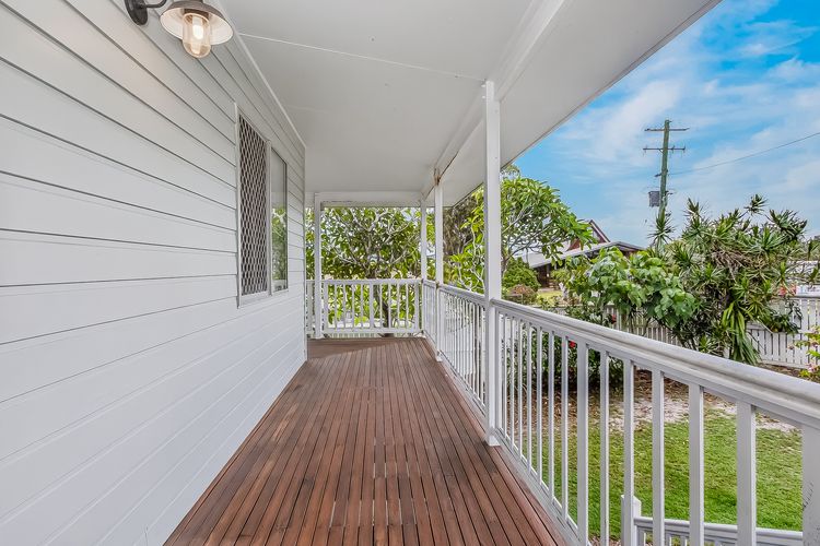 Three Pelicans by the Creek Pottsville– Huge Home