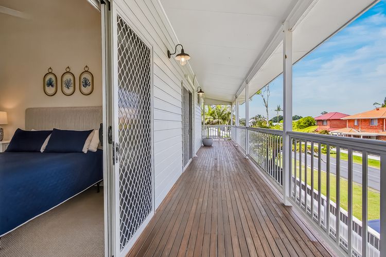 Three Pelicans by the Creek Pottsville– Huge Home