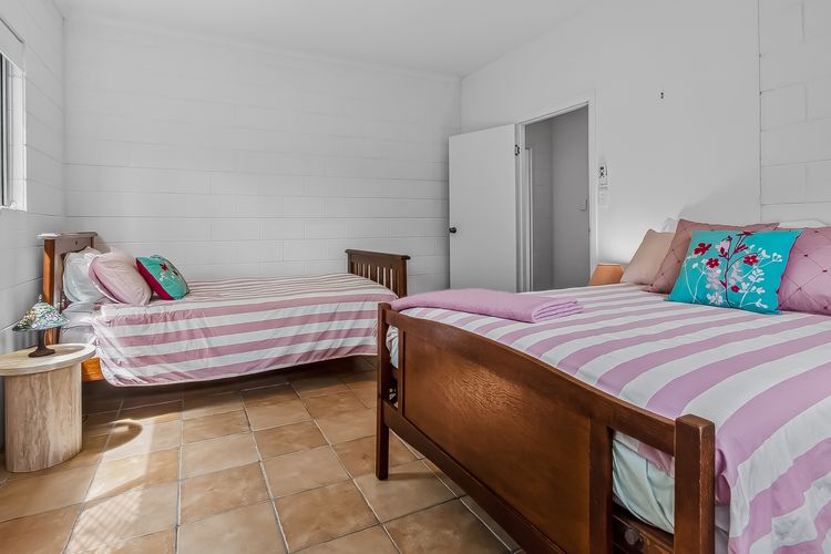 Three Pelicans by the Creek Pottsville– Huge Home