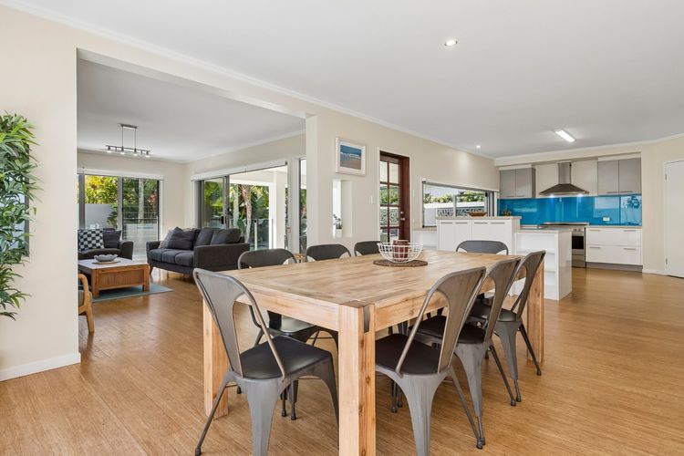 Ocean Blue – 5 Bedroom Pet-Friendly Beachside Home