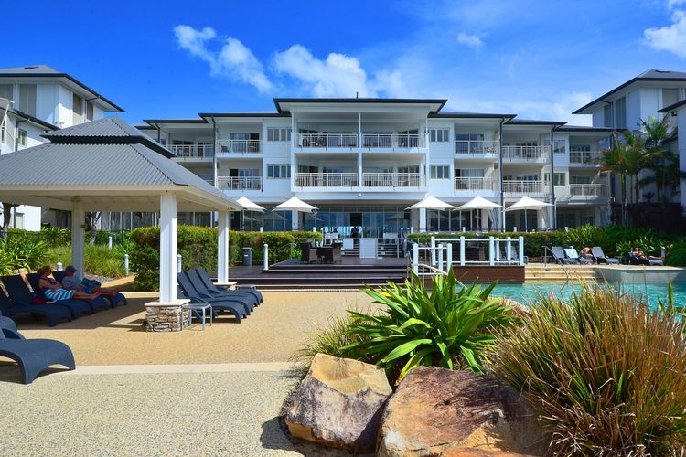 Resort on the Beach 2214/15 with resort Pool