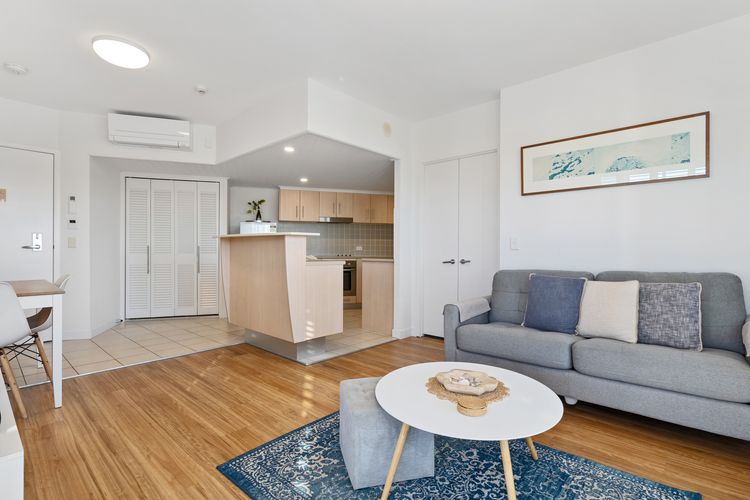 Resort on the Beach 2214/15 with resort Pool