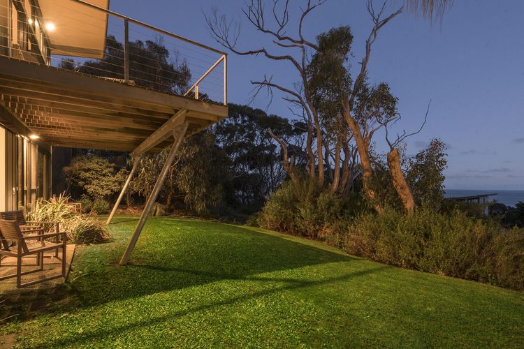 Skenes Beach House – Stunning Ocean Views Amongst A Natural Bush Setting