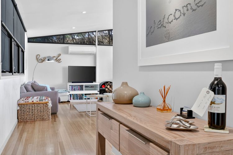 Skenes Beach House – Stunning Ocean Views Amongst A Natural Bush Setting