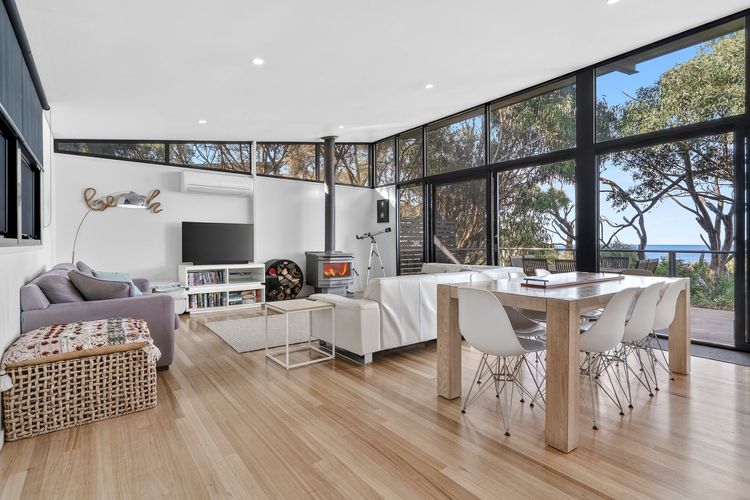 Skenes Beach House – Stunning Ocean Views Amongst A Natural Bush Setting