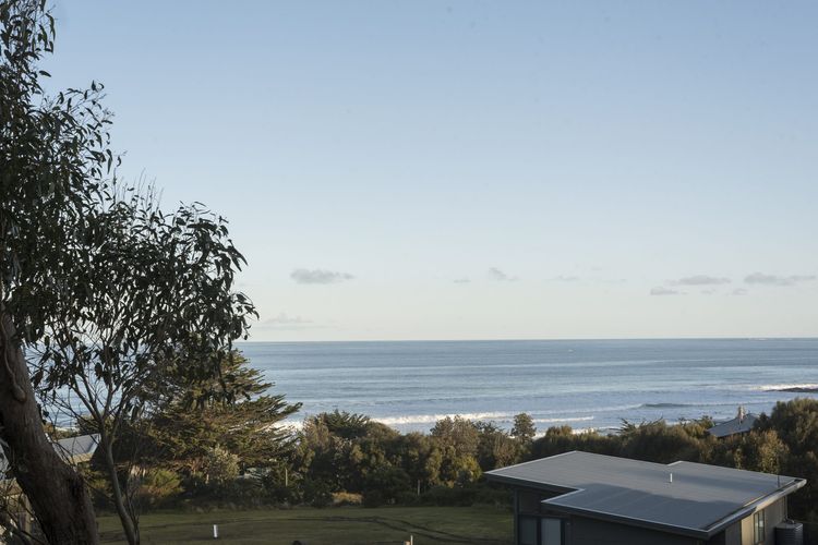 Skenes Beach House – Stunning Ocean Views Amongst A Natural Bush Setting