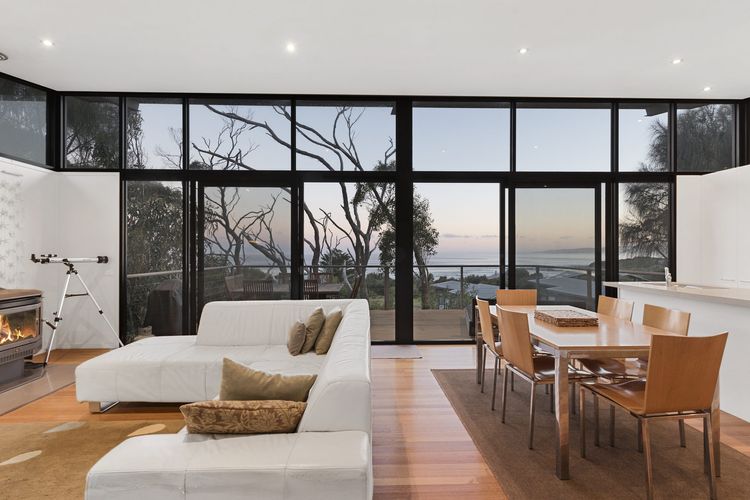 Skenes Beach House – Stunning Ocean Views Amongst A Natural Bush Setting