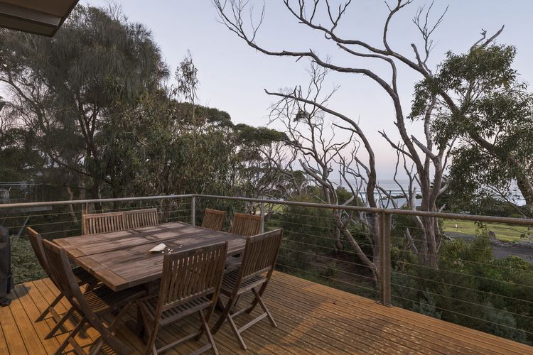 Skenes Beach House – Stunning Ocean Views Amongst A Natural Bush Setting