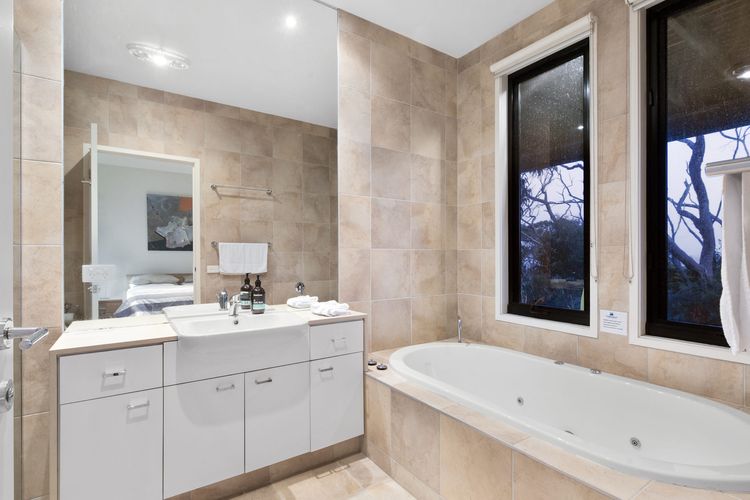 Skenes Beach House – Stunning Ocean Views Amongst A Natural Bush Setting