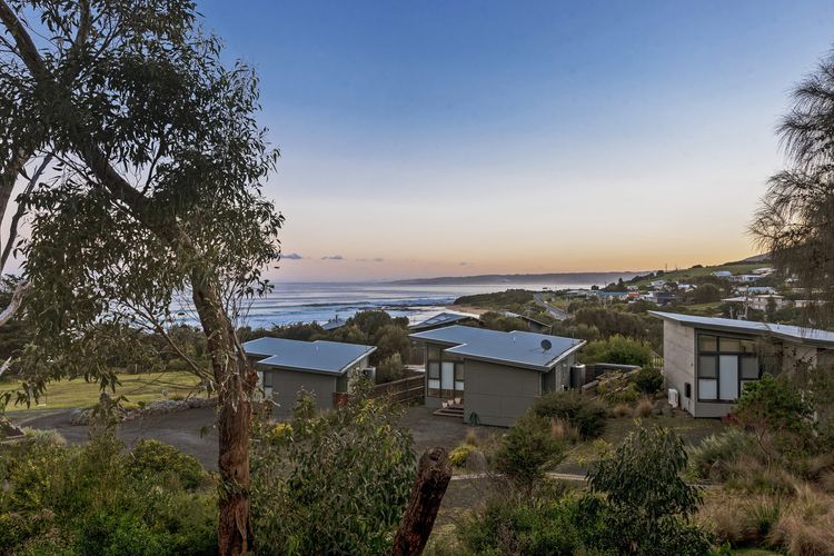 Skenes Beach House – Stunning Ocean Views Amongst A Natural Bush Setting