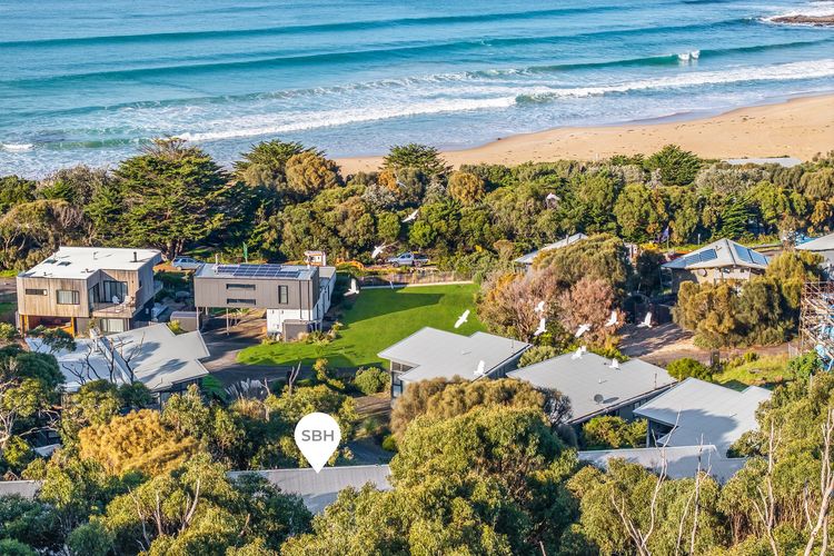 Skenes Beach House – Stunning Ocean Views Amongst A Natural Bush Setting