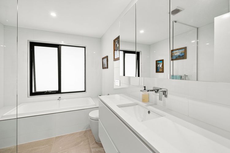 Modern main bathroom with bathtub, shower and toilet
