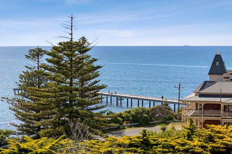 Unsurpassable views over the jetty, ocean and into the horizon