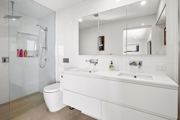 Master Bedroom 1 - ensuite with shower and toilet