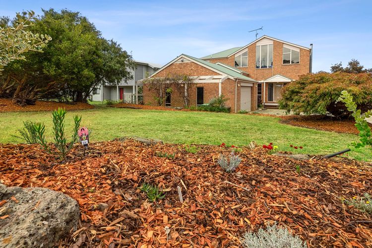 Aside from its beauty, Gumnut House also provides serene views, a cool breeze, privacy, and fun—everything you need for a perfect vacation!