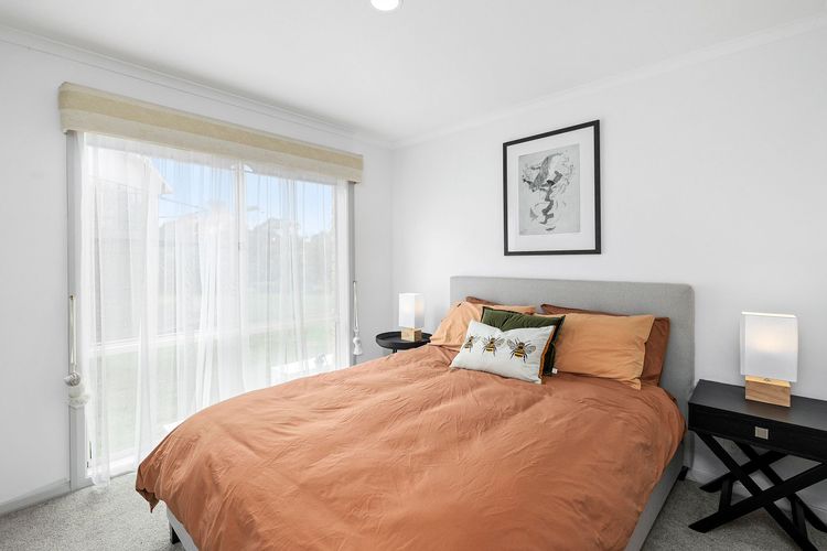 Queen bed, walk-in robe, and ensuite