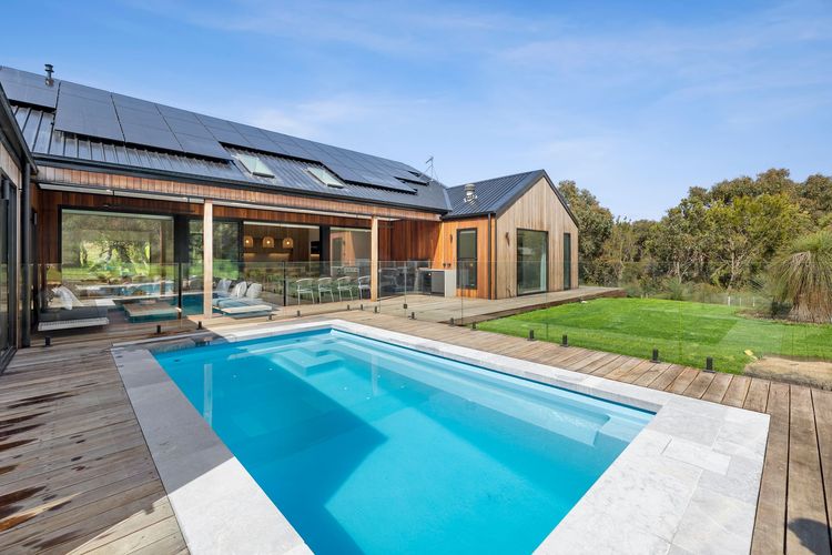 The pool has been specially designed to be heated at all times by a Remco Swimjet, which creates a strong current and an underwater stream
