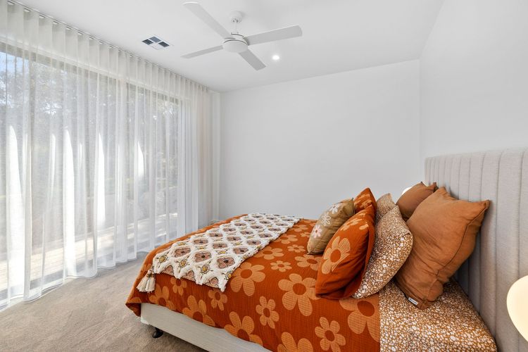 Bedroom 3: Queen bed