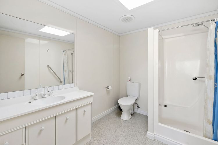 Main Bathroom , Shower and Bathtub combined, Toilet, Toilet paper and Vanity