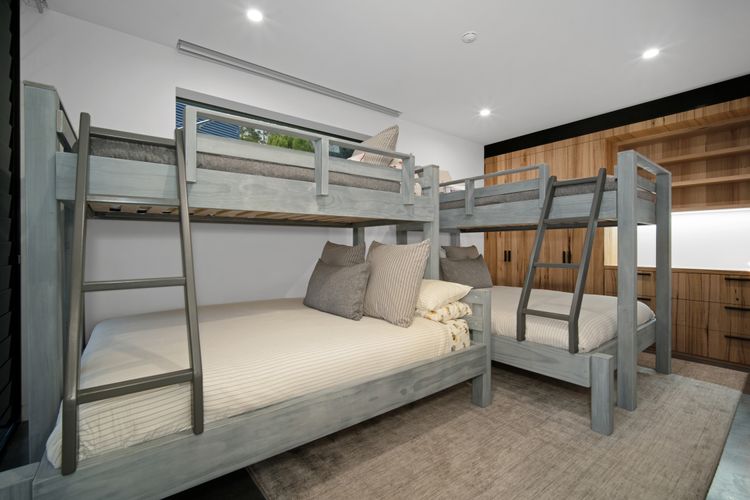 Queen bed *2 and top bunk singles *2