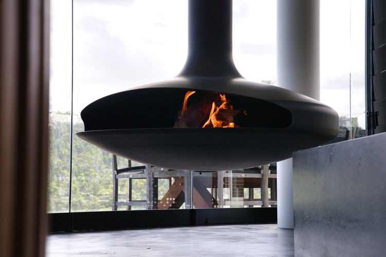 Gyrofocus suspended fireplace