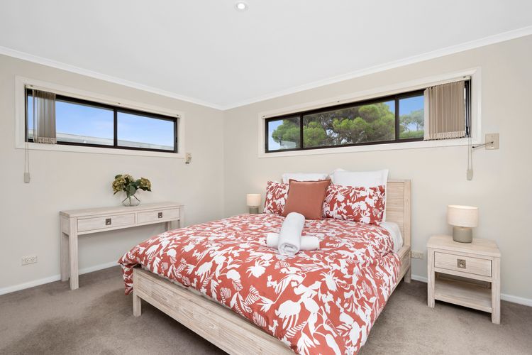 Bedroom 2 Comfy Queen with stylish furnishings