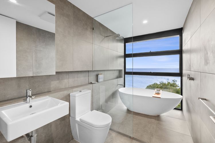 Luxury bathroom with Sea View