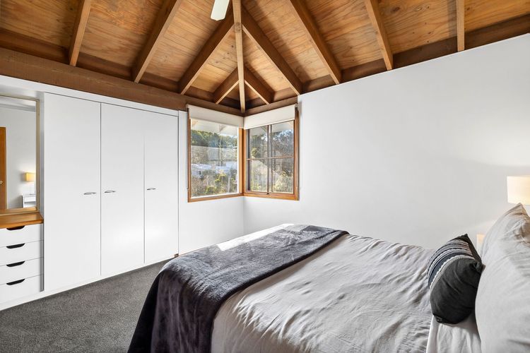 Bedroom 1- Queen Bed