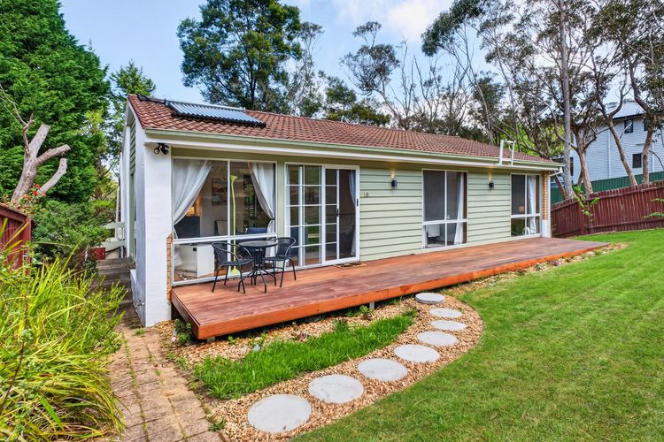 Two Decks on Bass | A simple Blue Mountains Escape