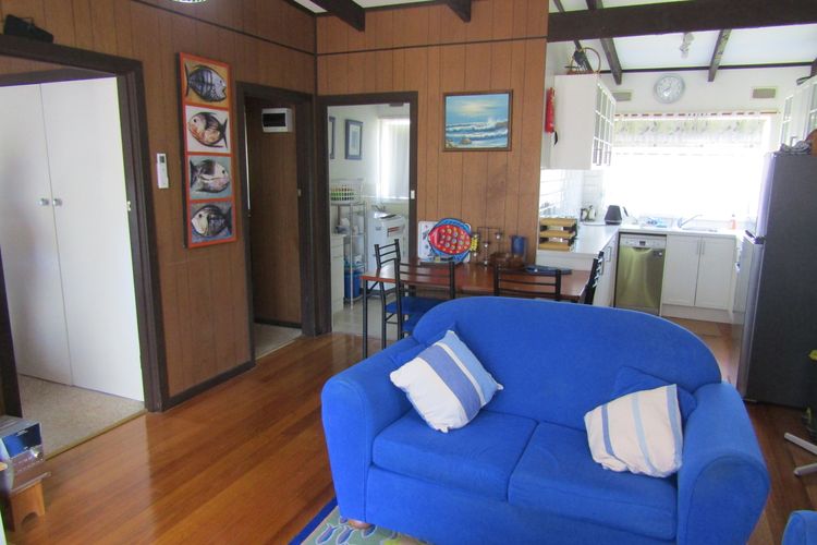 Honeysuckle Beach Cottage – Silverleaves