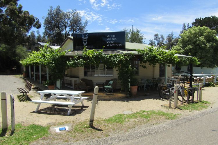 Honeysuckle Beach Cottage – Silverleaves