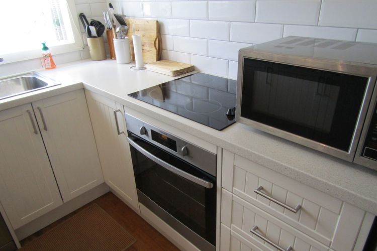 Honeysuckle Beach Cottage – Silverleaves