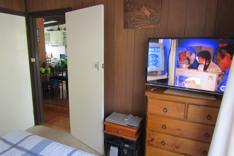 Honeysuckle Beach Cottage – Silverleaves