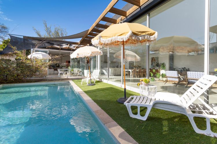 POOLSIDE PARADISE – MOUNT ELIZA