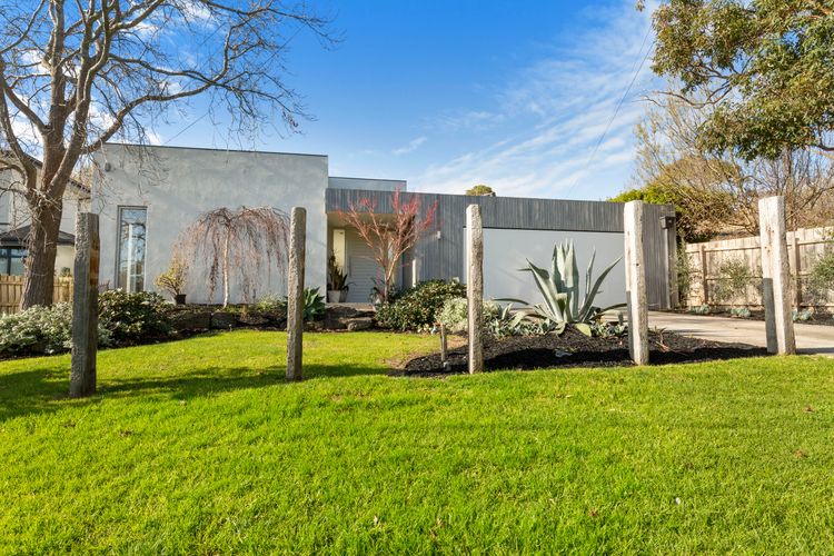 POOLSIDE PARADISE – MOUNT ELIZA