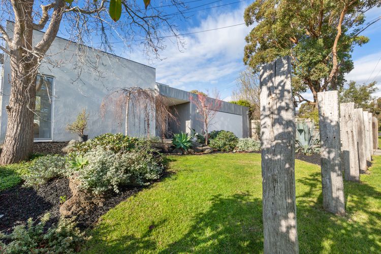 POOLSIDE PARADISE – MOUNT ELIZA