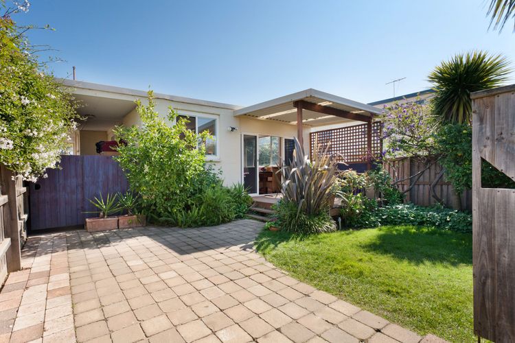 METRES TO THE BEACH – MORNINGTON