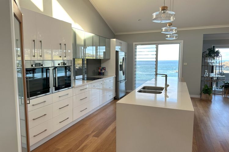 Whitecaps Beachhouse